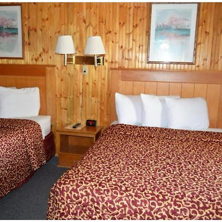 Green Acre Motel By Oyo Near Rush County Airport La Crosse Экстерьер фото