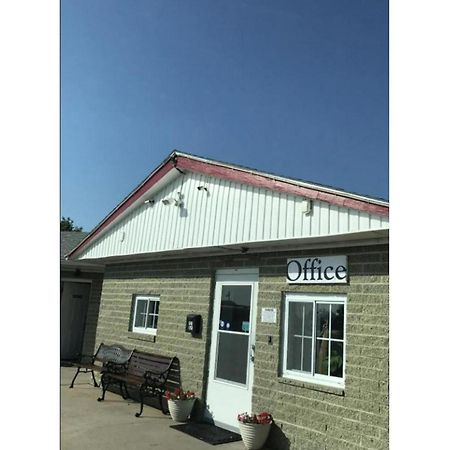 Green Acre Motel By Oyo Near Rush County Airport La Crosse Экстерьер фото