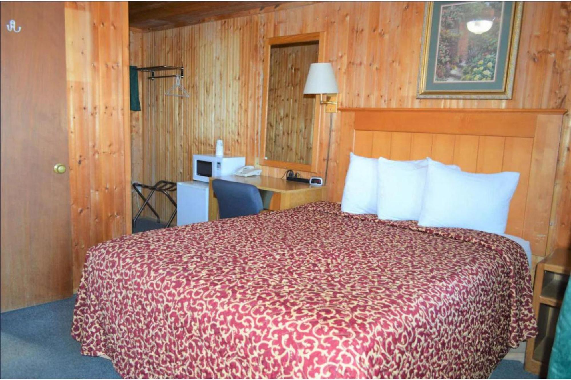 Green Acre Motel By Oyo Near Rush County Airport La Crosse Экстерьер фото