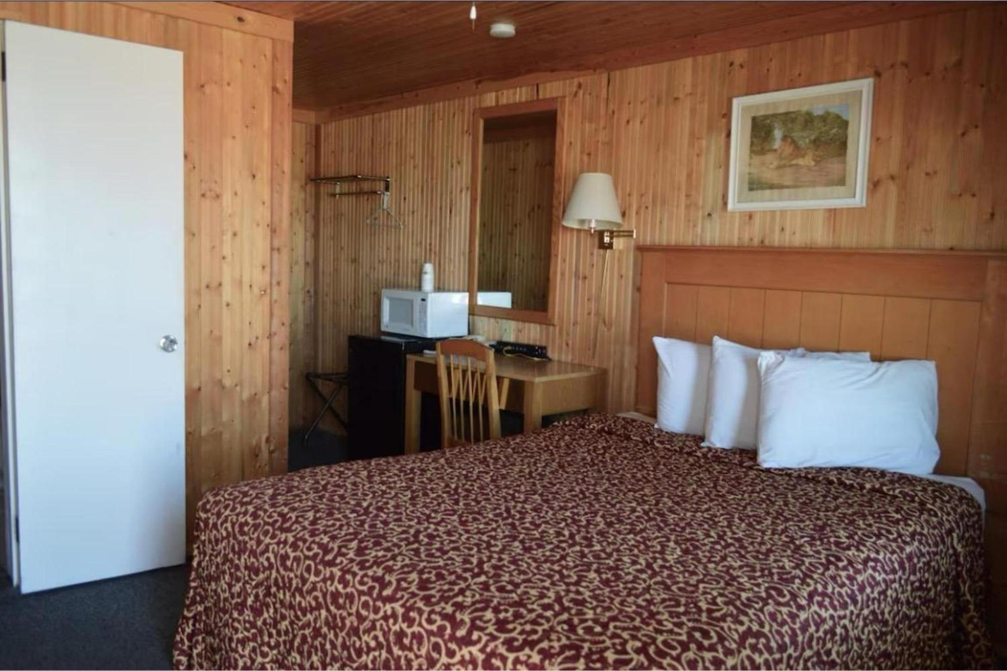 Green Acre Motel By Oyo Near Rush County Airport La Crosse Экстерьер фото