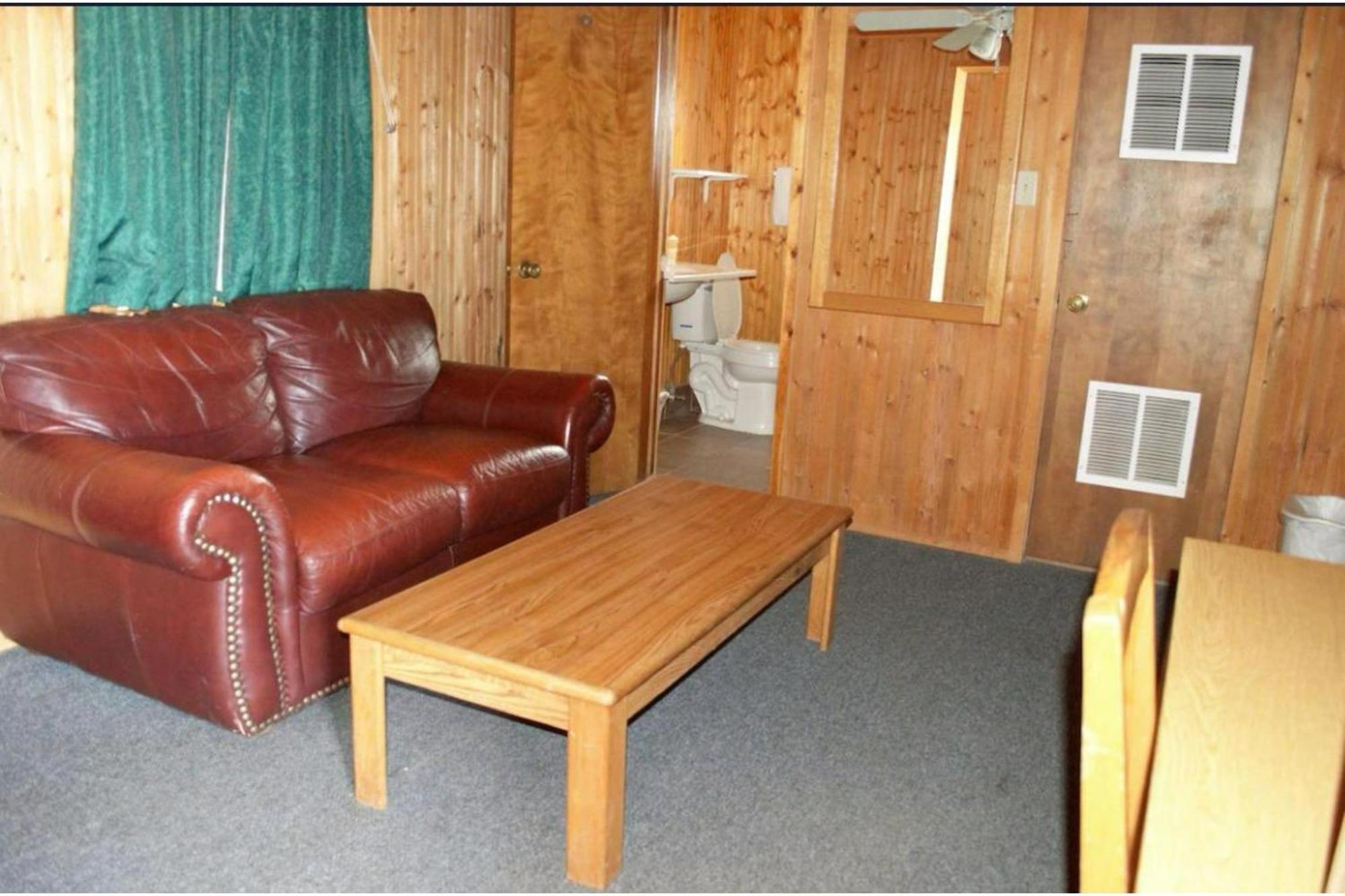 Green Acre Motel By Oyo Near Rush County Airport La Crosse Экстерьер фото