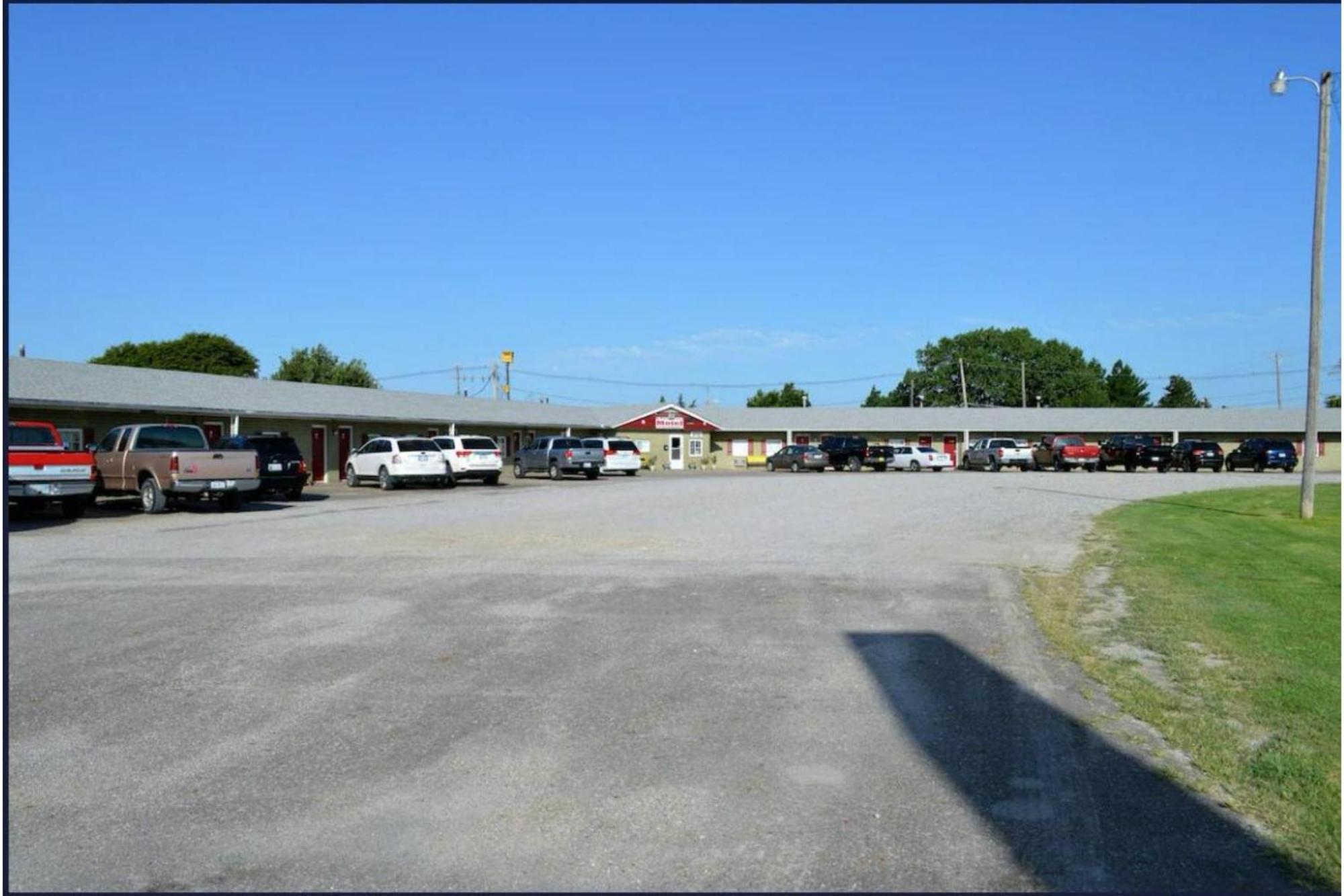 Green Acre Motel By Oyo Near Rush County Airport La Crosse Экстерьер фото