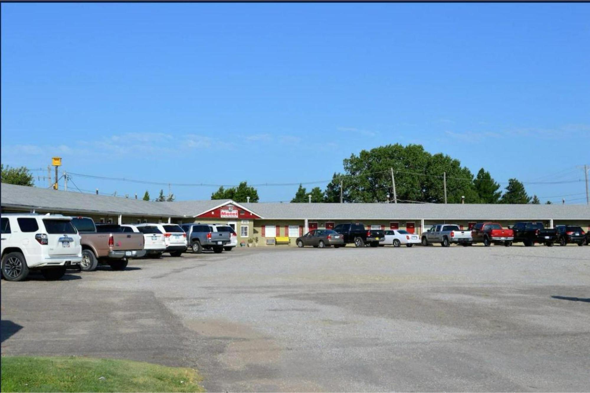 Green Acre Motel By Oyo Near Rush County Airport La Crosse Экстерьер фото